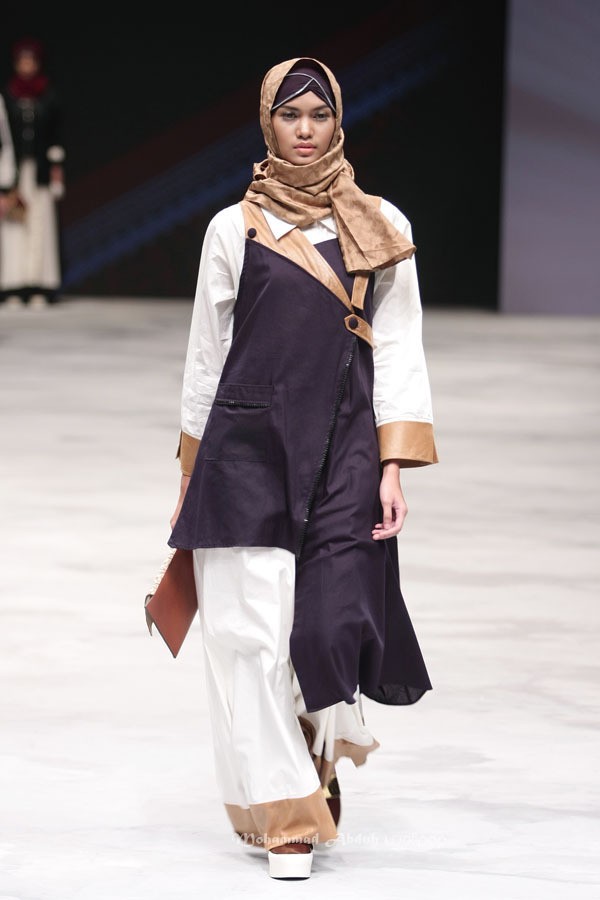 Warnatasku by Errin Uggaru Eksistensi Warisan Leluhur Indonesia Fashion Week 2016 at Jakarta Convention Center. Jakarta. [Foto: Mohammad Abduh/Wolipop]