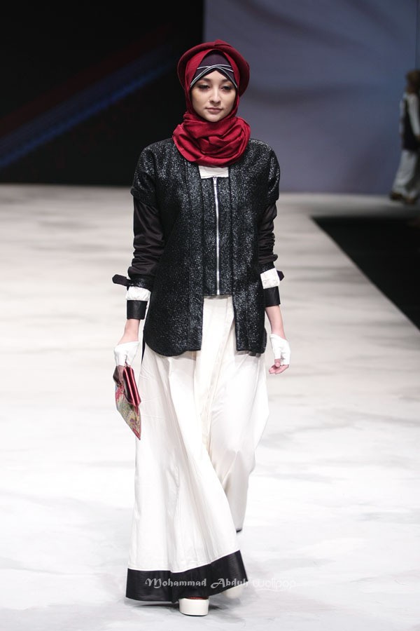 Warnatasku by Errin Uggaru Eksistensi Warisan Leluhur Indonesia Fashion Week 2016 at Jakarta Convention Center. Jakarta. [Foto: Mohammad Abduh/Wolipop]