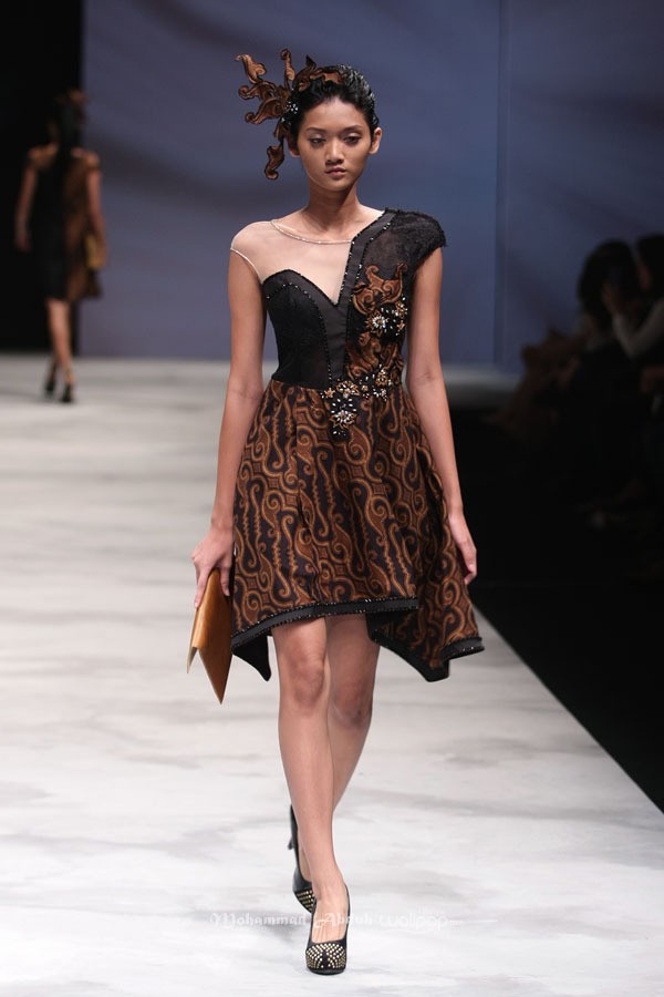 Warnatasku by Melia Wijaya Eksistensi Warisan Leluhur Indonesia Fashion Week 2016 at Jakarta Convention Center. Jakarta. [Foto: Mohammad Abduh/Wolipop]