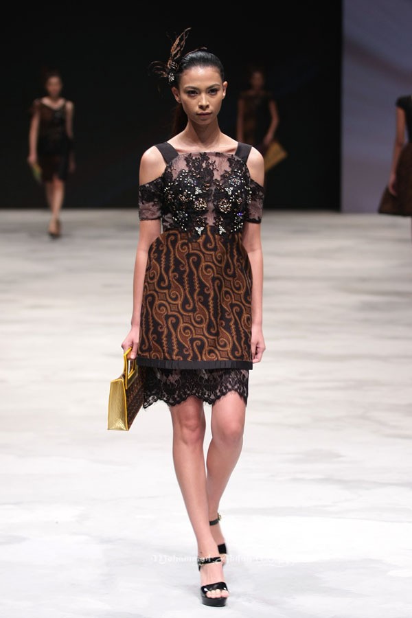 Warnatasku by Melia Wijaya Eksistensi Warisan Leluhur Indonesia Fashion Week 2016 at Jakarta Convention Center. Jakarta. [Foto: Mohammad Abduh/Wolipop]