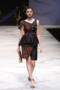 Warnatasku by Melia Wijaya Eksistensi Warisan Leluhur Indonesia Fashion Week 2016 at Jakarta Convention Center. Jakarta. [Foto: Mohammad Abduh/Wolipop]