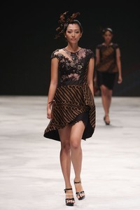 Warnatasku by Melia Wijaya Eksistensi Warisan Leluhur Indonesia Fashion Week 2016 at Jakarta Convention Center. Jakarta. [Foto: Mohammad Abduh/Wolipop]