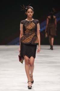 Warnatasku by Melia Wijaya Eksistensi Warisan Leluhur Indonesia Fashion Week 2016 at Jakarta Convention Center. Jakarta. [Foto: Mohammad Abduh/Wolipop]