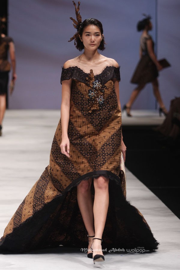 Warnatasku by Melia Wijaya Eksistensi Warisan Leluhur Indonesia Fashion Week 2016 at Jakarta Convention Center. Jakarta. [Foto: Mohammad Abduh/Wolipop]