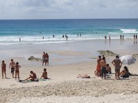 Untuk datang ke Snapper Rocks, pengunjung tidak dikenai biaya alias gratis. Jadi bisa bersantai di pinggir pantai dan juga menjajal ombak di sana. Namun kala perlombaan dimulai, pengunjung dilarang masuk ke air ya! (Afif/detikTravel)