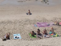 Tak ayal, Quiksilver Pro justru menjadi daya tarik wisata. Pertama karena gratis, kedua karena Snapper Rocks sendiri pantainya cantik. Turis wanita paling suka berjemur di sana (Afif/detikTravel)