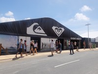 Jalanan di sekitar Snapper Rocks Road (di depan pantainya) pun ditutup untuk kendaraan. Sehingga, turis bisa nyaman berjalan kaki atau main skateboard juga di sana (Afif/detikTravel)
