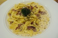 Fettucine yang al dente sangat serasi berpadu dengan siraman saus putih yang creamy gurih. Slurp!