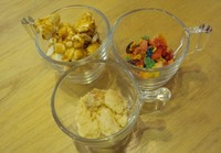 Es krim yang disajikan dalam pan bisa dikombinasikan dengan topping enak. Ada caramel popcorn, fruit loops dan cookie crums.
