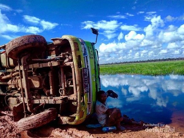 Sebuah truk terguling di Muara Padang, Ogab Komering Ilir, Sumatera Selatan. Namun karena tempatnya cantik, jadilah musibah ini punya foto yang indah. Sebuah truk terguling di Muara Padang, Ogab Komering Ilir, Sumatera Selatan. Namun karena tempatnya cantik, jadilah musibah ini punya foto yang indah.