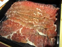 Irisan daging sapi lokal ini jadi primadona isian hotpot paket B. Tersedia juga pilihan daging ayam dan daging impor Australia.
