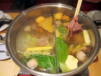 Selain daging, ada beragam isian hotpot. Seperti ragam sayur, salmon ball, bakso sapi, soy fish cake, seafood tofu, shrimp ball, wonton udang dan ayam, bihun, serta egg tofu.