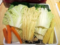Sayurannya terdiri dari wortel, sawi putih, bayam Jepang, pakcoy, jagung muda, dan jamur enoki.