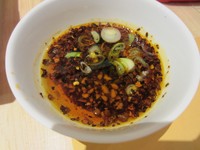 Szechuan Sauce asal China bisa dicoba. Saus ini memadukan minyak cabai, black vinegar, soy sauce, cilantro, bawang putih fresh dan goreng, daun bawang, serta minyak wijen.