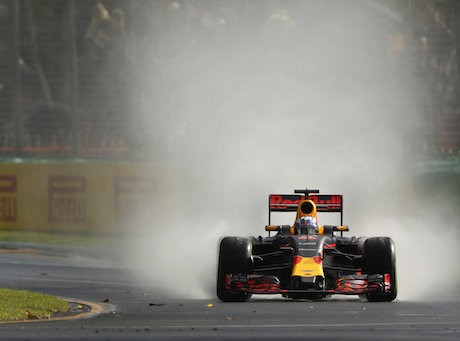 Hujan yang Membuat Para Pebalap Tak Bisa Berbuat Banyak