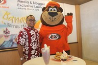 Peluncuran menu dessert baru yang bertemakan Banana Berries Magic oleh Suryo Wiratno selaku Quality Assurance and Product Development Manager A & W Indonesia di A&W Cipete, Jakarta Selatan (17/03).