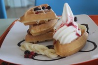 Segarnya waffle ice cream yang dibalut dengan buah alami pisang dan berry serta saus strawberry dan cokelat. Nyam!