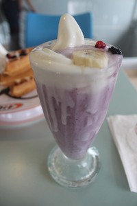 ​Uniknya rasa ​milkshake campuran buah segar pisang dan mix berries! Teksturnya lembut ringan dan menyehatkan. Ditambah dengan ice cream vanilla yang manis membuat makin segar.