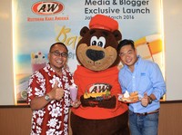 Di akhir acara, sesi pemotretan bersama oleh Suryo Wiratno dan juga Kelvin Tan (Chief Marketing Officer A & W Indonesia).