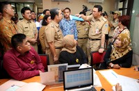 Ahok berdialog dengan petugas kelurahan dan Walikota Jakarta Pusat Mangara Pardede.