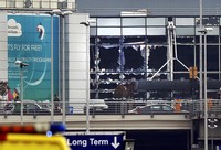Kaca bandara pecah. Francois Lenoir/Reuters/detikFoto.