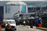 Tentara bersenjata lengkap disiagakan di bandara. Sementara para calon penumpang tampak dievakuasi dari dalam bandara. Francois Lenoir/Reuters/detikFoto.