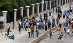 Sopir Taksi dan Ojek Online Saling Lempar Batu