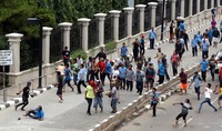 Aksi demonstrasi sopir armada angkutan umum bentrok dengan para pengendara ojek online di depan Sampoerna Stratgic Jakarta, Selasa (22/3/2016).