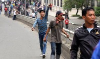 Aksi lempar batu itu melibatkan warga, ojek online, dan sopir taksi.