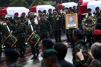 13 jenazah korban jatuh Helikopter TNI Angkatan Darat dimakamkan secara militer.
