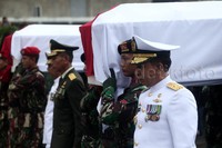 13 peti jenazah korban helikopter jatuh itu dibalut dengan bendera merah putih.
