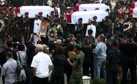Prosesi pemakamanan dilakukan dua gelombang. Upacara pertama dilakukan untuk 11 jenazah yang beragama Islam. Selang 30 menit kemudian dilanjutkan dengan upacara pemakaman 2 jenazah yang beragama Kristen.