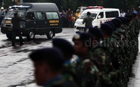 Ambulans yang membawa jenazah korban helikopter jatuh tiba di TMP Kalibata.
