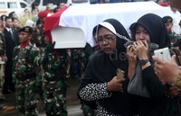 Suasana haru mengiringi pemakaman tersebut.