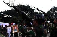 Tembakan salvo diarahkan ke udara sebagai bentuk penghormatan.