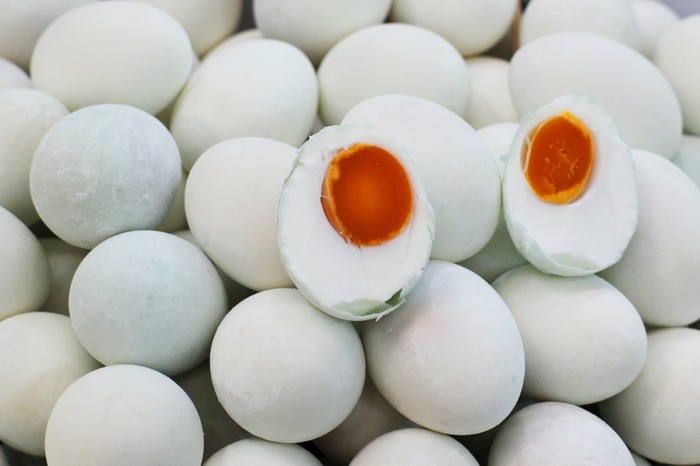 Ini Cara Tradisional Membuat Telur Asin 