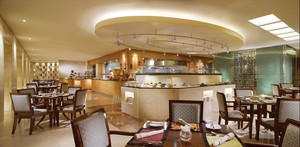 Rayakan HUT ke 42, Hotel Borobudur Buat Replika Hotel dengan 1.000 Macarons dan Cupcakes!