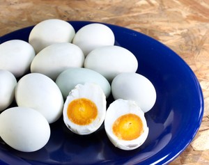 Inilah Cara Praktis Buat Telur Asin dengan Air dan Garam