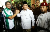 Usai acara pelantikan Prabowo dan Sandiaga melakukan salam komando.