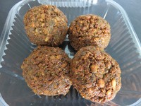 Falafel khas Timur Tengah juga tersedia di sini. Bagian luar falafel teksturnya renyah garing. Sedangkan bagian dalamnya terasa lumatan chickpea. Cecapan jintan, ketumbar dan rempah lainnya cukup dominan.