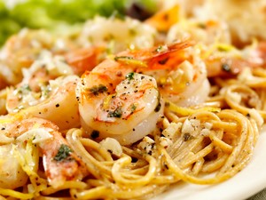 Pasta Berbalut Saus Kuning Telur Asin yang Gurih Al Dente Ada di Sini!