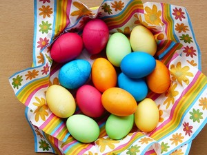 7 Pewarna Alami Ini Bisa Dipakai Mewarnai Telur Paskah