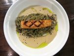 Nyam! Enaknya Menyantap Soba Hijau Bertopping Salmon Panggang