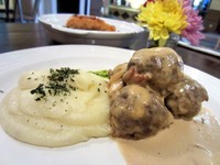 Bola daging khas Swedia, Swedish Meatball terasa gurih enak. Apalagi ada balutan saus gravy dan disajikan bersama mashed potato serta pesto.