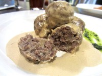 Seporsi Swedish Meatball berisi 4 bola daging. Bisa jadi pilihan makan malam yang memuaskan selera.