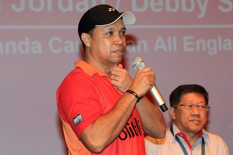 Richard Mainaky Menyusun Origami dengan Tangan Besi