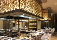 Di Gandaria City ada restoran Maison Tatsuya yang mempunyai menu andalan teppanyaki. Desain interiornya modern dengan sentuhan ornamen Jepang.