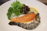 Bahan-bahan segar seperti salmon dan udang digunakan untuk teppanyaki.
