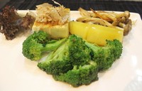 Terdapat pilihan set menu teppanyaki. Salah satu sajiannya adalah tofu teppan dan sayuran yang terdiri dari jamur shimeji, brokoli serta kentang. Egg tofu terasa lumer di mulut.