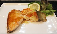 Selanjutnya ada salmon bersaus teriyaki dan udang. Pengunjung bisa meminta kepala udang ikut dimasak.
